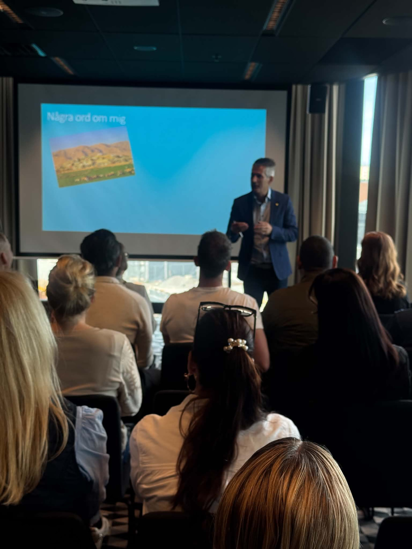 Föreläsare med presentation under en träff