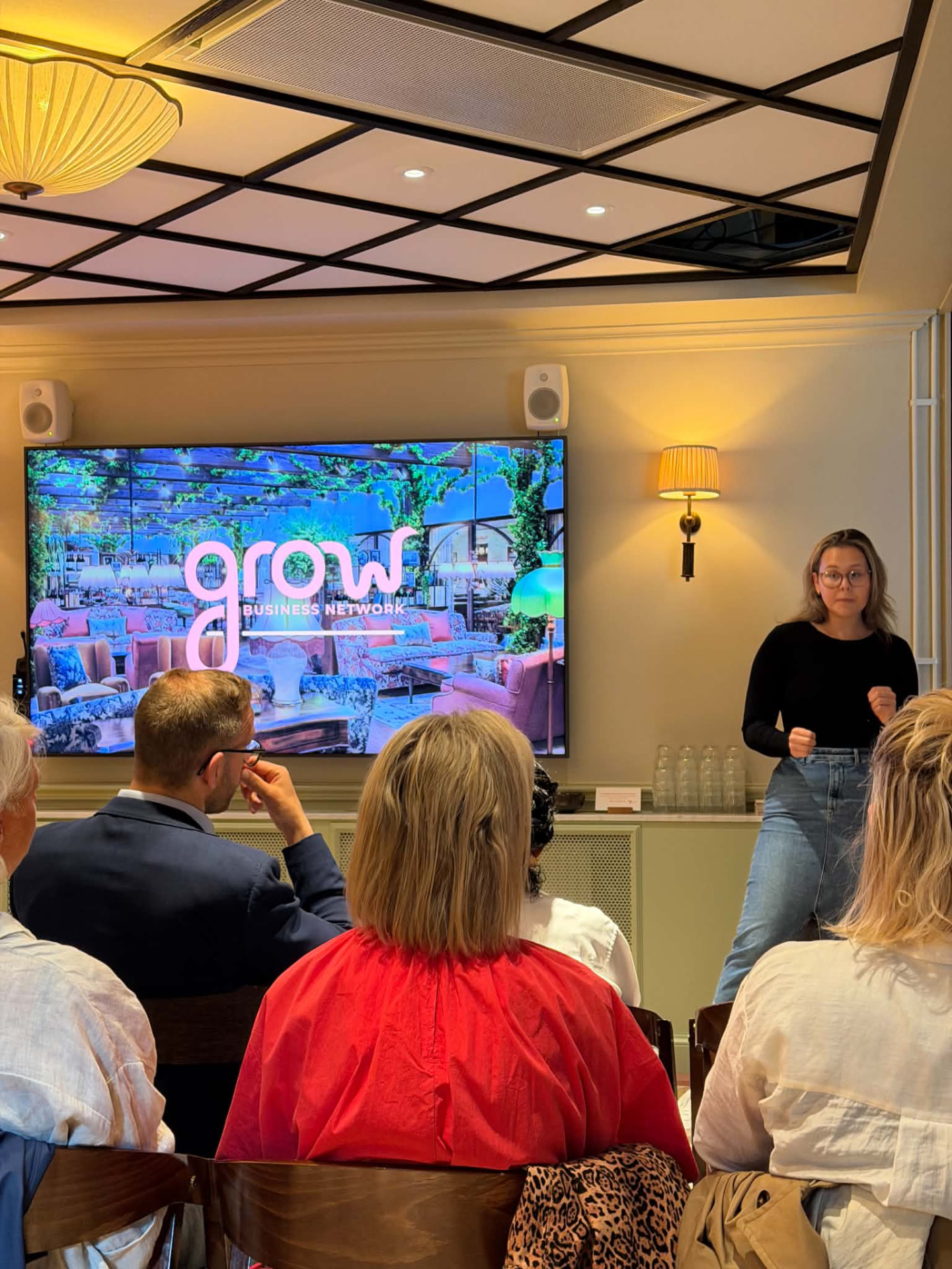 Talare inför medlemmarna i GROW