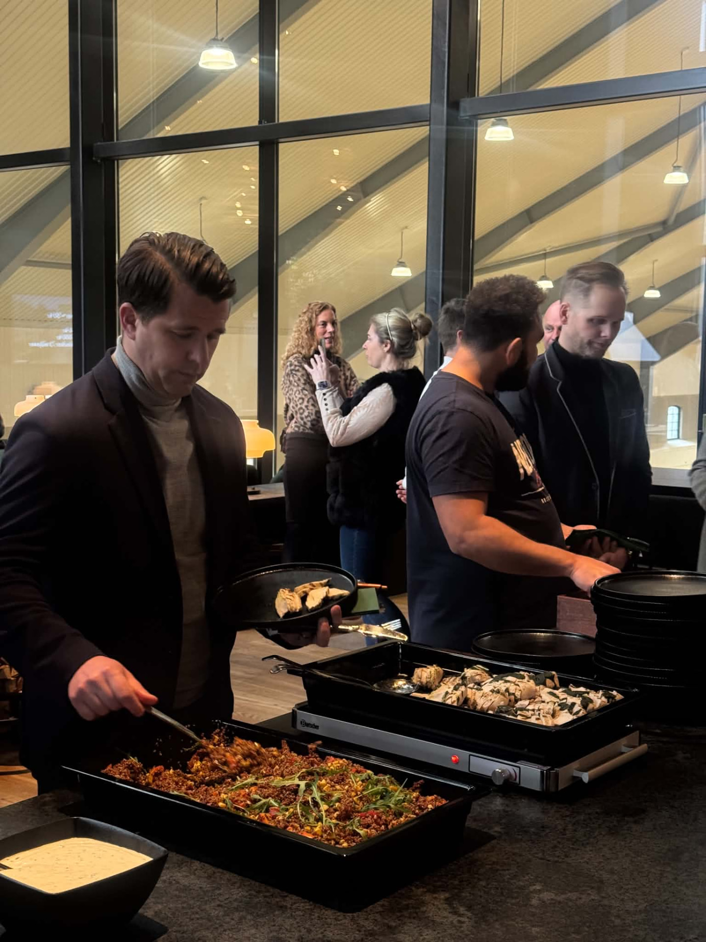 Medlemmar vid lunchbuffén